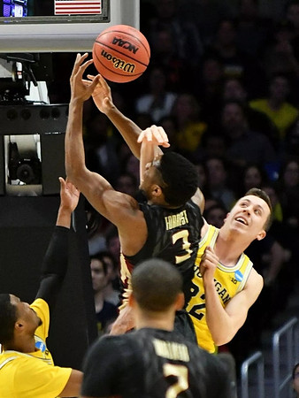 Muhammad-Ali Abdur-Rahkman (12) and Duncan Robinson (22)
