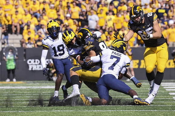 Rod Moore (19) and Makari Paige (7)