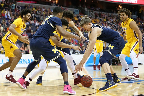 Muhammad-Ali Abdur-Rahkman (12) and Moritz Wagner (13)
