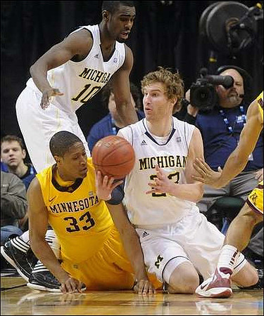 Tim Hardaway Jr. (10) and Evan Smotrycz (23)