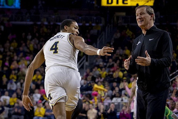 Nimari Burnett (4) and Oregon Head Coach Dana Altman