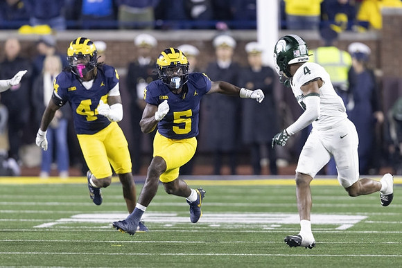 Jason Hewlett (44) and C.J. Charleston (5)