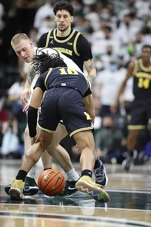 Frankie Collins (10), Brandon Johns Jr. (23), and Moussa Diabate (14)