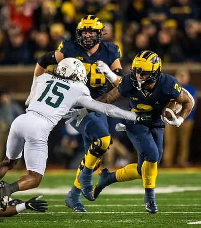 Ryan Hayes (76) and Blake Corum (2)