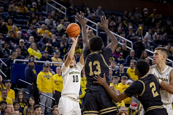 Justin Pippen (10) and Will Tschetter (42)