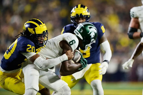 Jyaire Hill (20) and Derrick Moore (8)