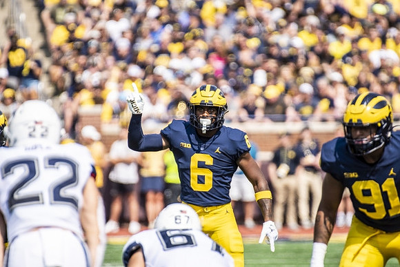 R.J. Moten (6) and Taylor Upshaw (91)