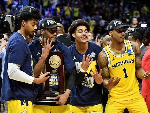 Ibi Watson (23), Muhammad-Ali Abdur-Rahkman (12), Jordan Poole (2), Charles Matthews (1), and West Regional Championship Trophy