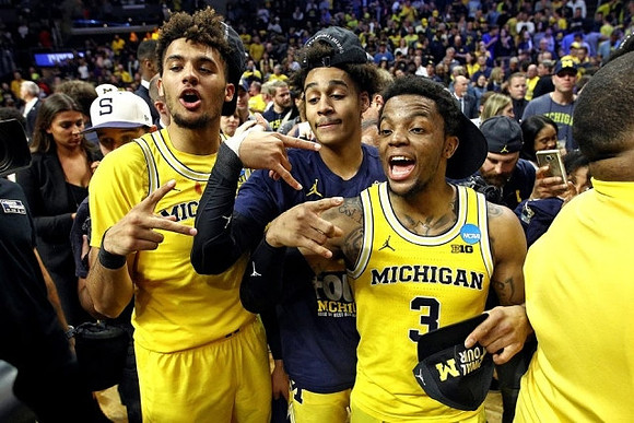 Isaiah Livers (4), Jordan Poole (2), and Zavier Simpson (3)
