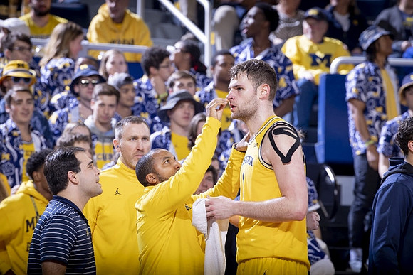 Hunter Dickinson (1) and Michigan Team