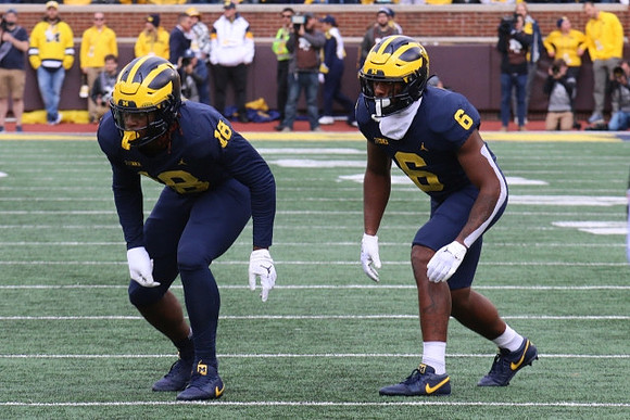 Eyabi Anoma Okie (18) and R.J. Moten (6)