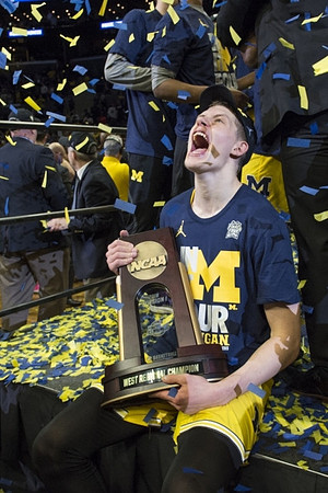 Moritz Wagner (13) and West Regional Championship Trophy