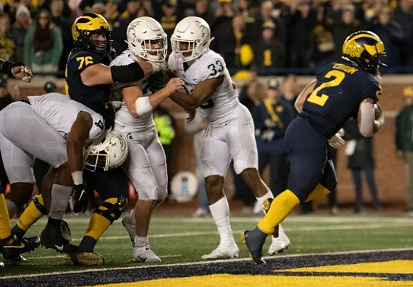 Ryan Hayes (76) and Blake Corum (2)