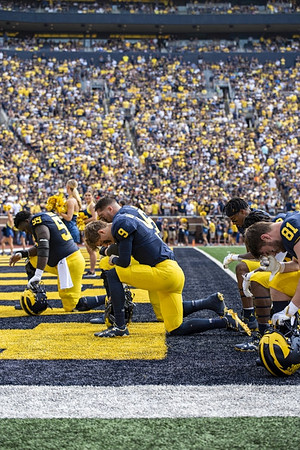 J.J. McCarthy (9) and Michigan Team