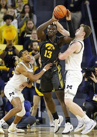 Nimari Burnett (4) and Danny Wolf (1)