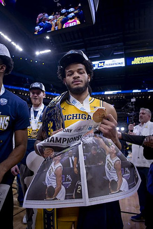 Roddy Gayle Jr. (11) and Michigan Team