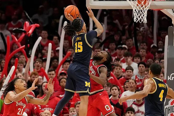 Rubin Jones (15) and Nimari Burnett (4)