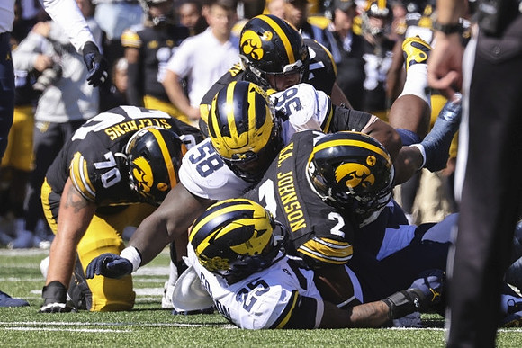 Mazi Smith (58) and Junior Colson (25)