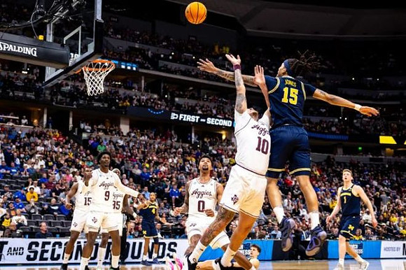 Rubin Jones (15), Danny Wolf (1), and Nimari Burnett (4)