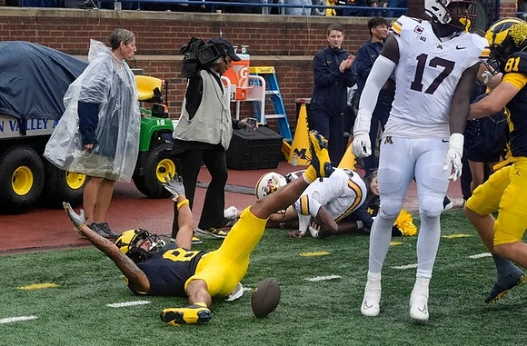 Tyler Morris (8) and Peyton O'Leary (81)