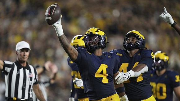 TJ Guy (4) and Damon Payne (44)