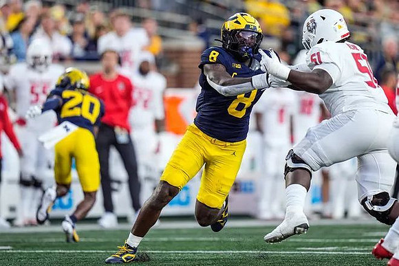 Jyaire Hill (20) and Derrick Moore (8)