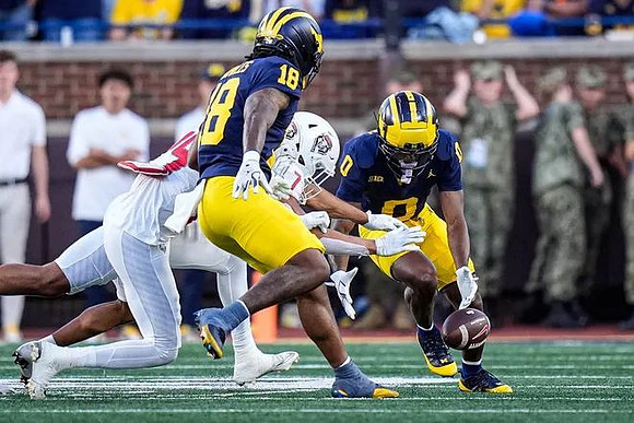 Troy Bowles (18) and Tré Williams (0)