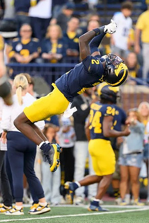Shamari Earls (2) and Tevis Metcalf (24)