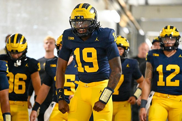 Bryce Underwood (19) and Michigan Team