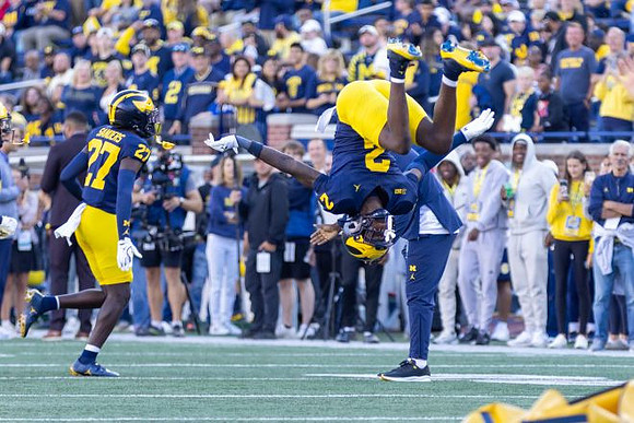 Jayden Sanders (27) and Shamari Earls (2)