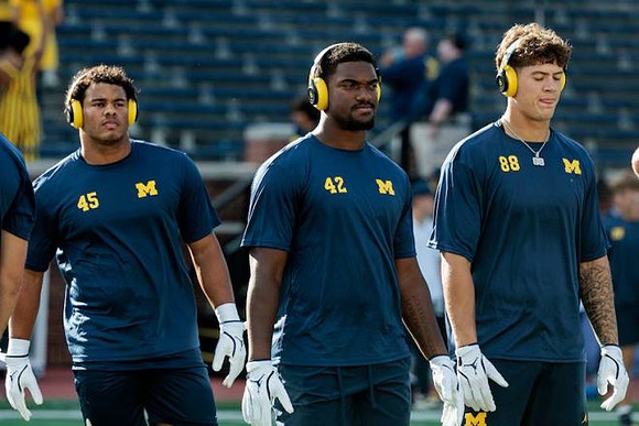 Eli Owens (45), Jalen Hoffman (42), and Deakon Tonielli (88)