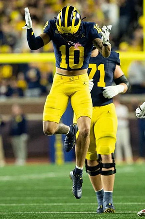 Kendrick Bell (10) and Evan Link (71)