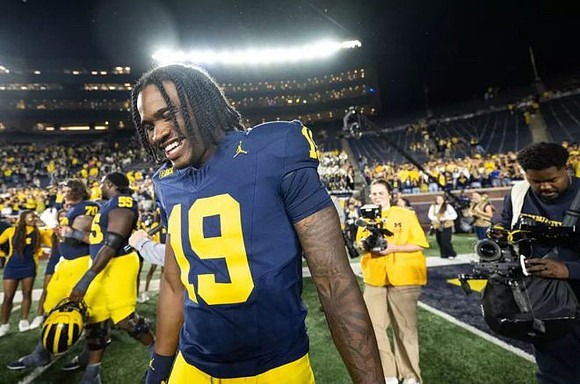 Bryce Underwood (19) and Michigan Team
