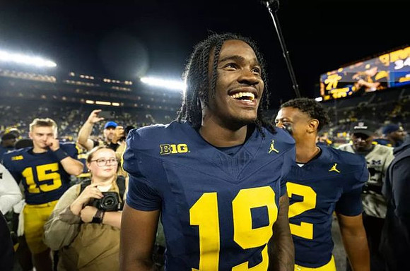 Bryce Underwood (19) and Michigan Team