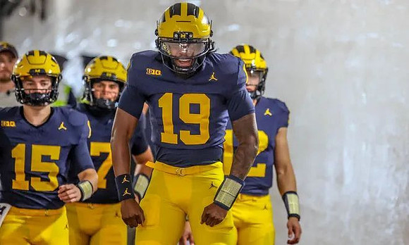 Bryce Underwood (19) and Michigan Team