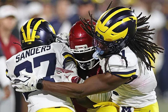 Jayden Sanders (27) and Jaishawn Barham (1)