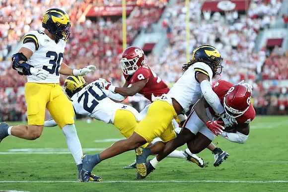 Jyaire Hill (20) and Jyaire Hill (20)