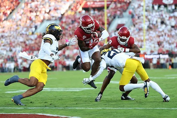 TJ Metcalf (7) and Jyaire Hill (20)