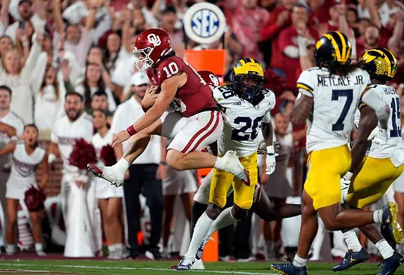 Jyaire Hill (20), TJ Metcalf (7), and Ernest Hausmann (15)