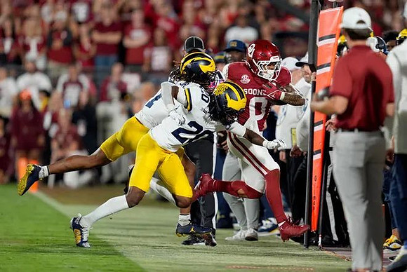 Jyaire Hill (20) and TJ Metcalf (7)