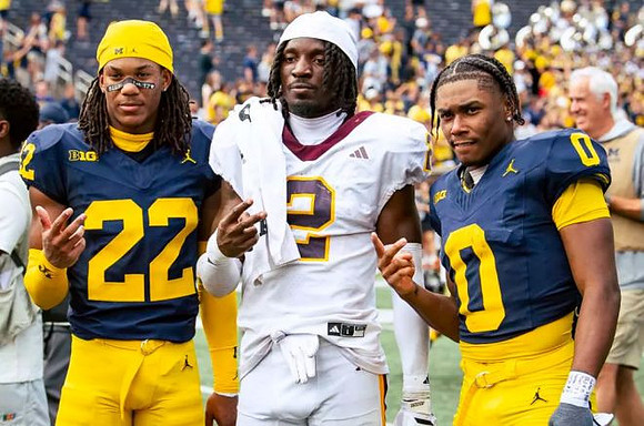 Elijah Dotson (22) and Semaj Morgan (0)
