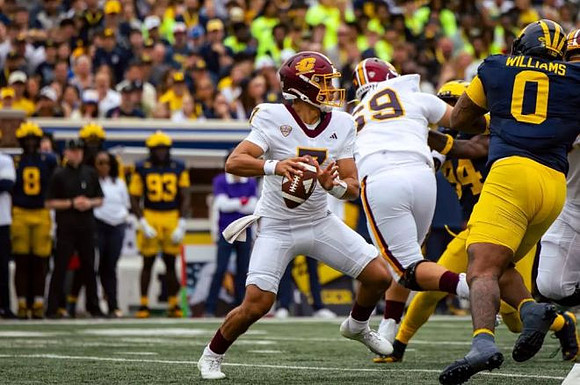 Nate Marshall (94) and Tré Williams (0)