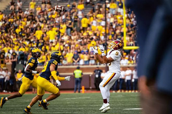 Jo'Ziah Edmond (16) and Kainoa Winston (28)