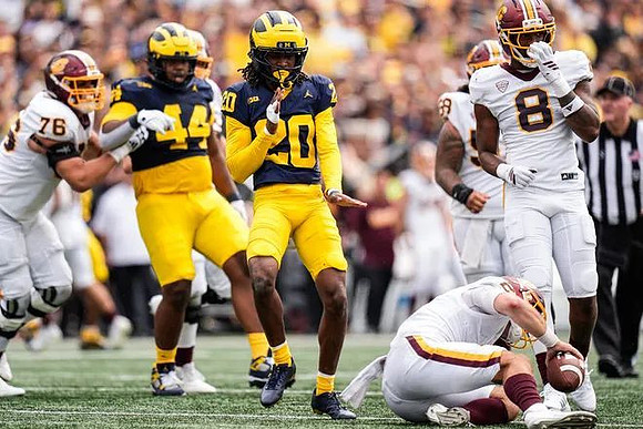Damon Payne (44) and Jyaire Hill (20)