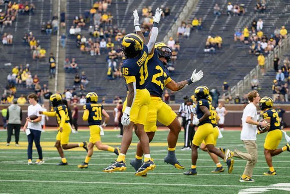 Jo'Ziah Edmond (16), Cole Sullivan (23), and Michigan Team