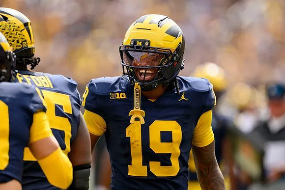 Nathan Efobi (55) and Bryce Underwood (19)