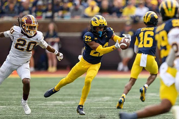 Elijah Dotson (22) and Jo'Ziah Edmond (16)