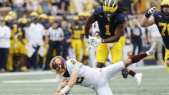 Jaishawn Barham (1) and Manuel Beigel (76)