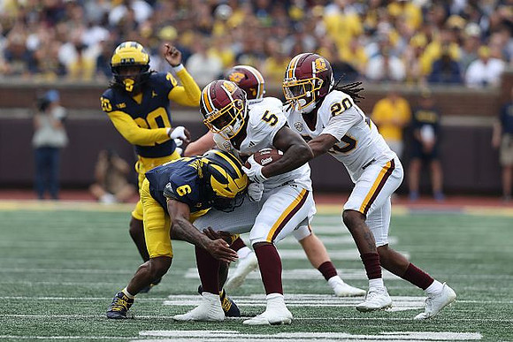 Jyaire Hill (20) and Brandyn Hillman (6)