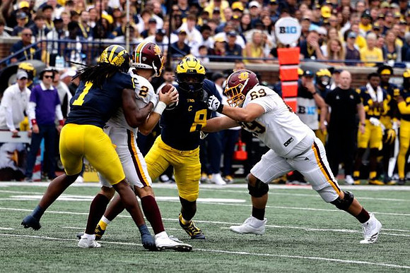 Jaishawn Barham (1) and Derrick Moore (8)